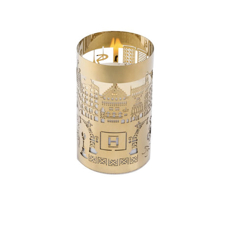 The candle uses our signature scent that was custom created for the Spa & Beauty Institute in Barcelona using fresh herbs and dry leaves from the Catalonia forests. 